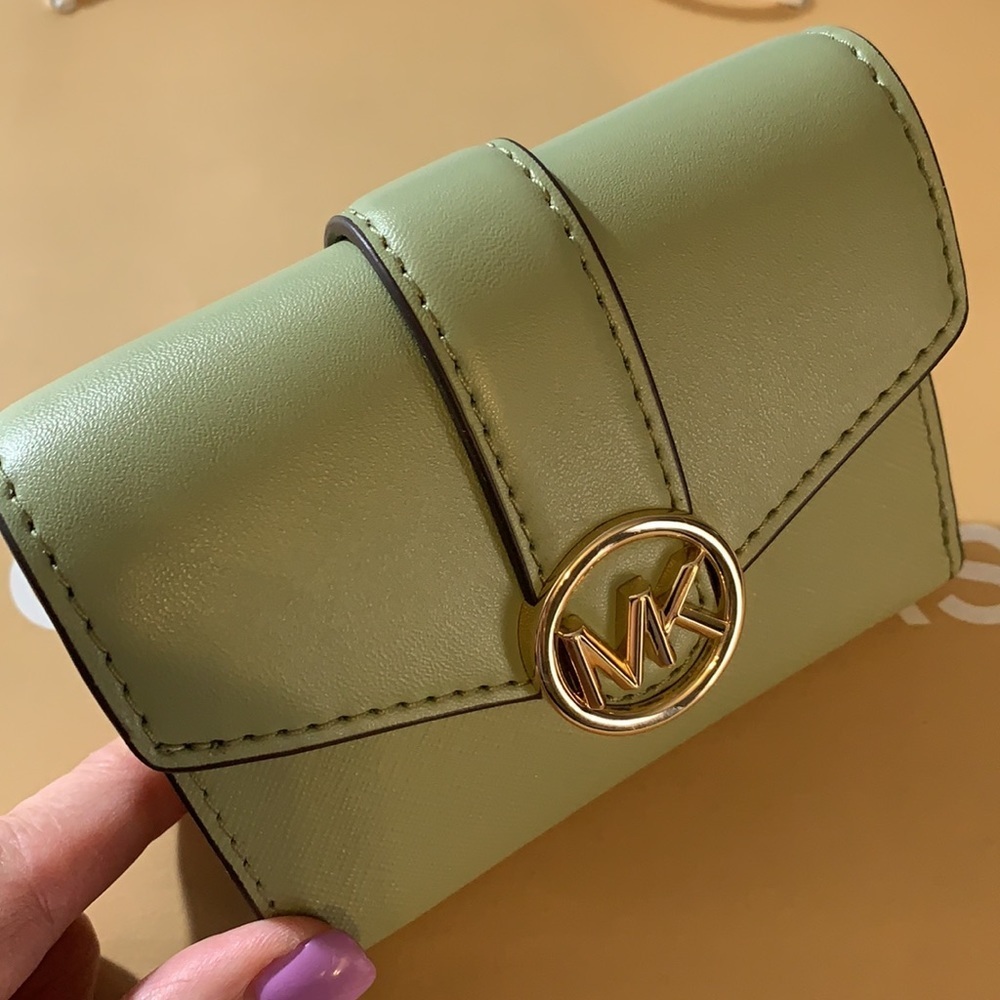 MICHAEL KORS Carmen Medium
Tri-Fold Envelope Wallet LIGHT SAGE COLOR - Picture 2 of 14